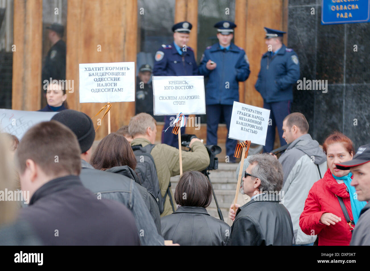 Odessa, Ukraine. 28. März 2014 des inhaftierten Führers Antymaydan (Kulikovo Field) - Anton Davydchenko, Befürworter, das Gebäude der ODA (Odessa Regional State Administration) einzupfählen erfordern die Freilassung aller politischen Gefangenen, einschließlich der Leiter Organisation "Jugend geeint" - Anton Davydchenko. Aktivist festgenommen am Montagabend 17. März 2014 in die Innenstadt von Spezialeinheit "Alfa" Stockfoto