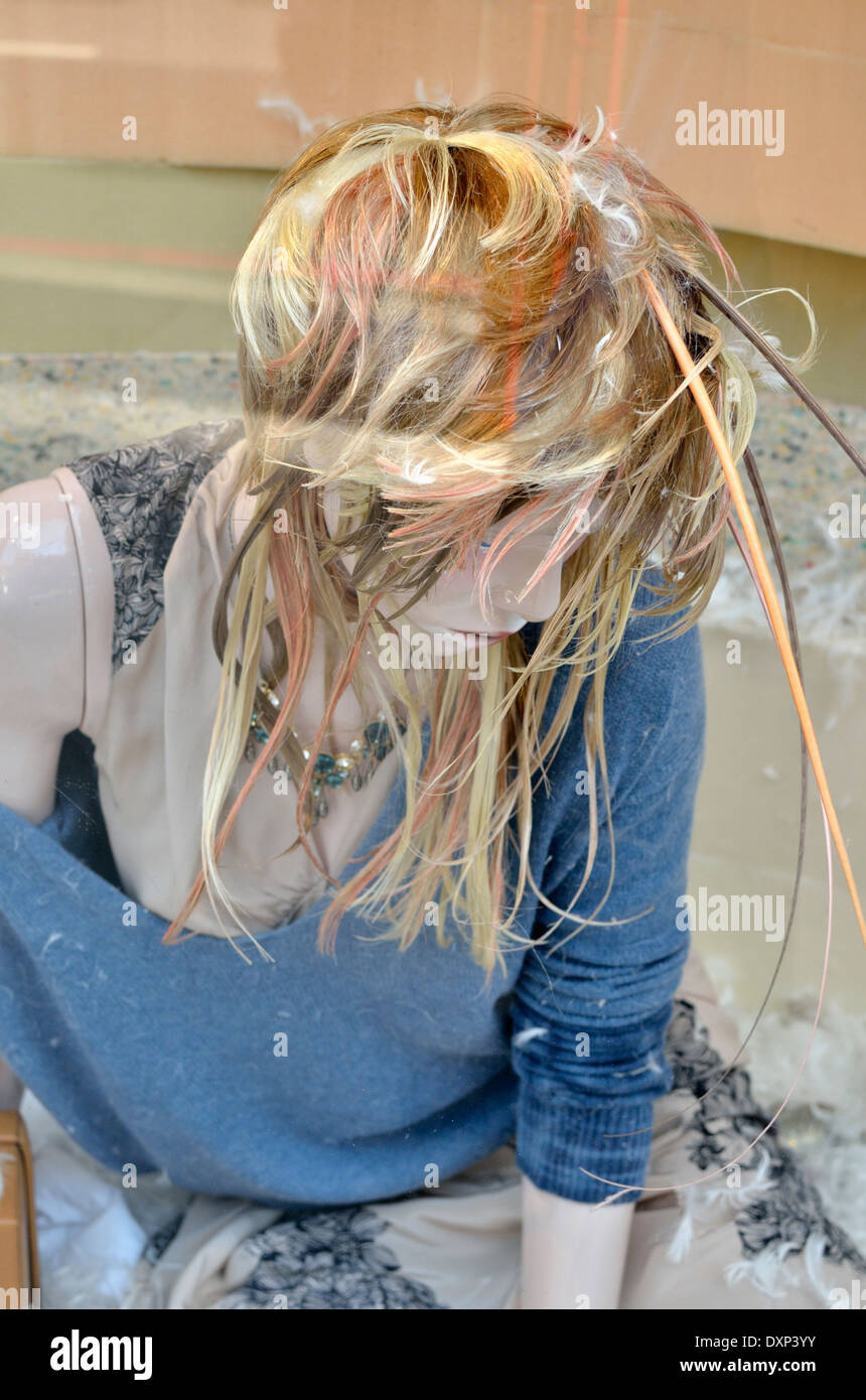 Fashion Model Mannequin mit verrückt aussehende Haare in einem Schaufenster in London Stockfoto