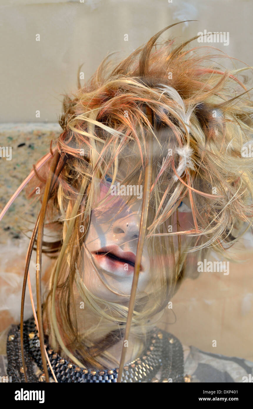 Fashion Model Mannequin mit verrückt aussehende Haare in einem Schaufenster in London Stockfoto