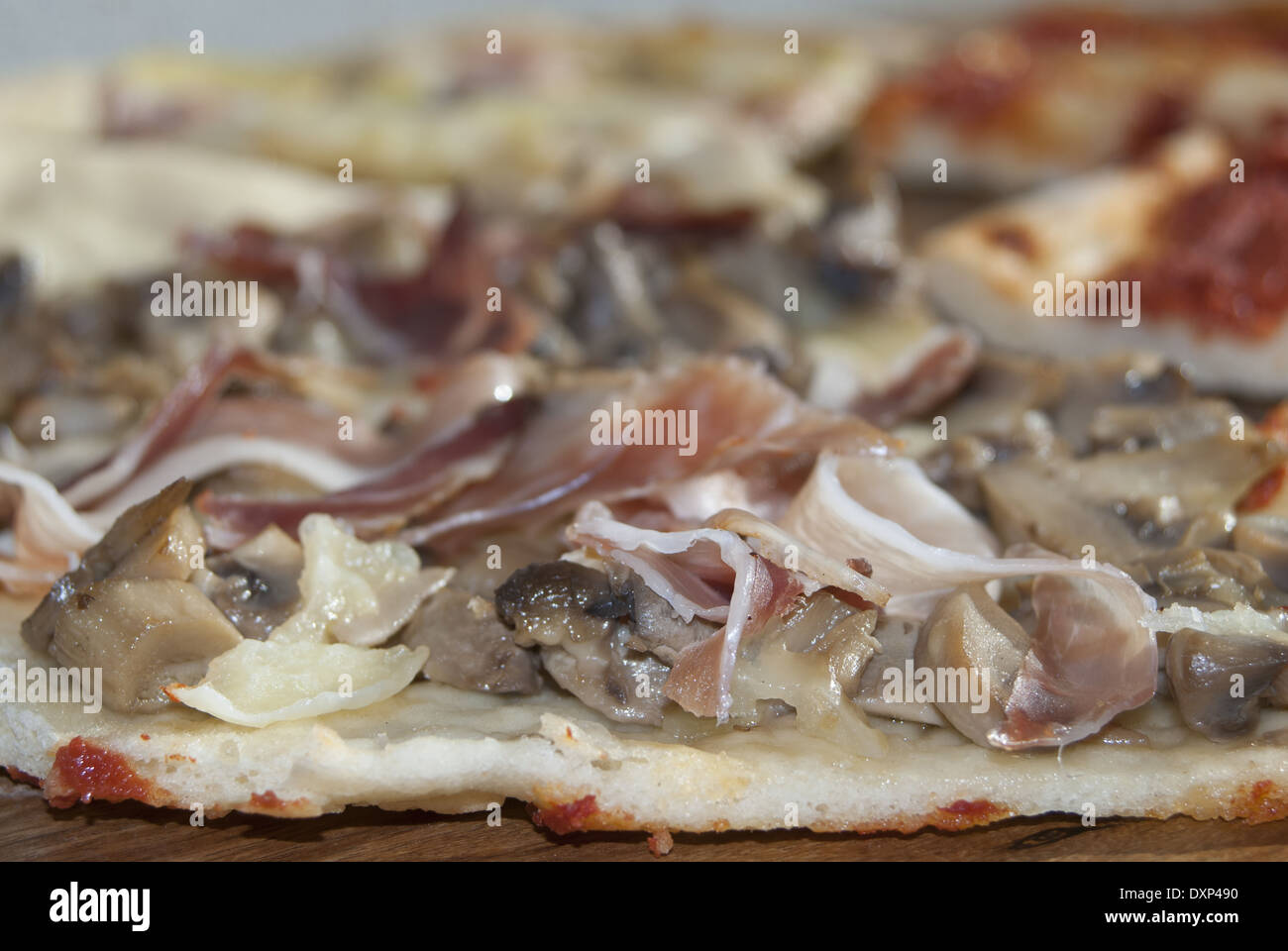 eine traditionelle italienische Spezialität: Pizza mit verschiedenen Geschmacksrichtungen Stockfoto