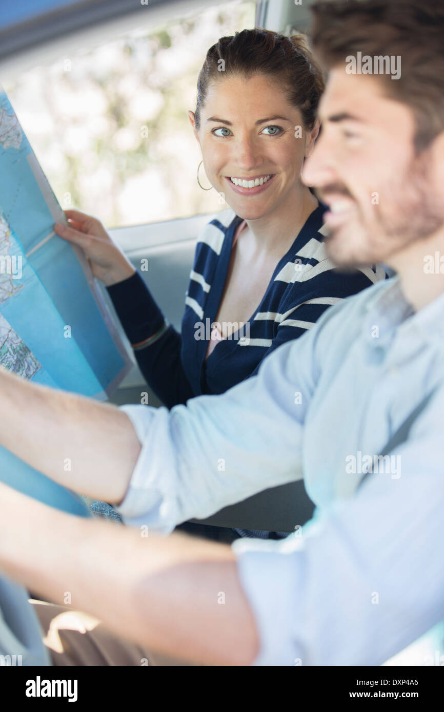 Brautpaar mit Map im Auto Stockfoto