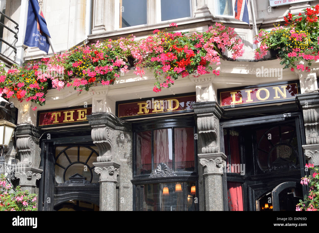 Das Red Lion Pub in Whitehall, London, UK Stockfoto