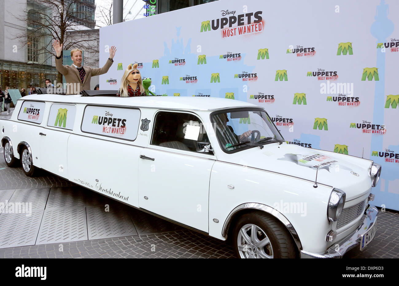 Berlin, Deutschland. 28. März 2014. Muppets Miss Piggy und Kermit der Frosch kommen mit Regisseur James Robin zu einem Fototermin für den Film "Muppets Most Wanted" im Sony Center in Berlin, Deutschland, 28. März 2014. Der Film kommt in die Kinos am 01 Mai. Foto: STEPHANIE PILICK/Dpa/Alamy Live News Stockfoto