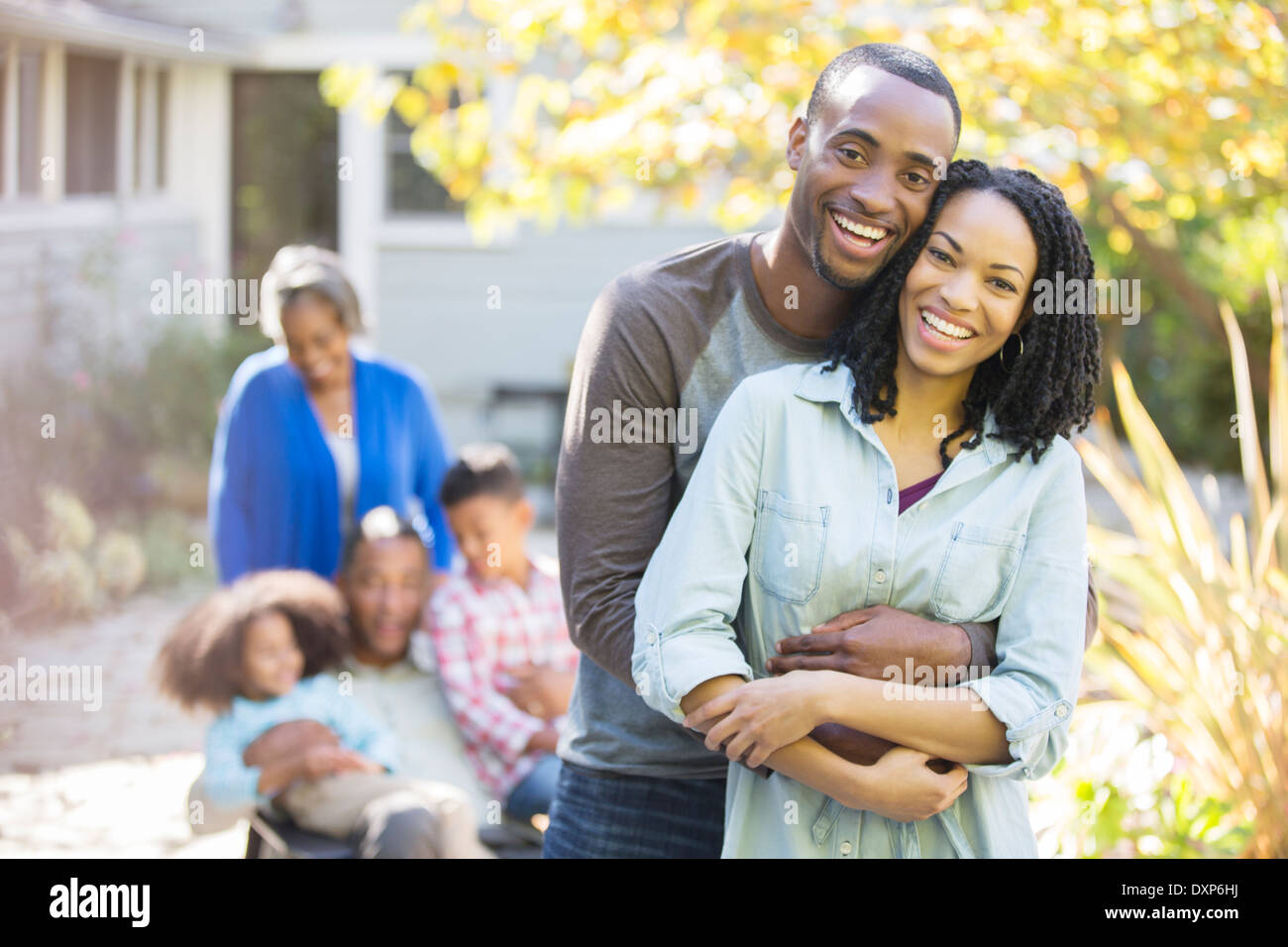 Porträt des glücklichen Paares umarmt im freien Stockfoto