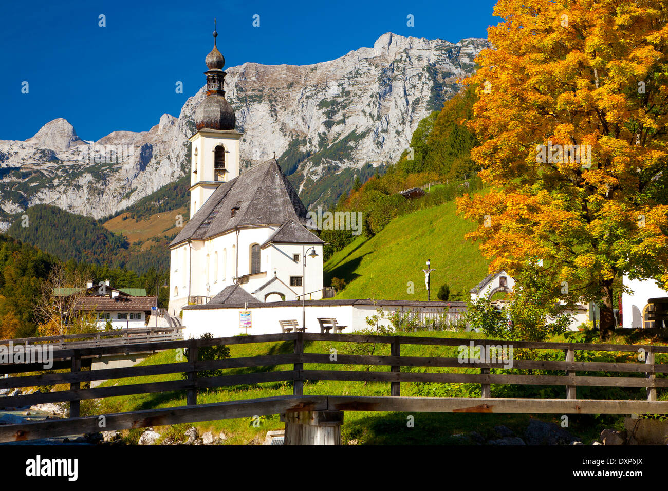 Ramsau Kirche im Herbst, Ramsau bei Berchtesgaden, Bayern, Deutschland Stockfoto