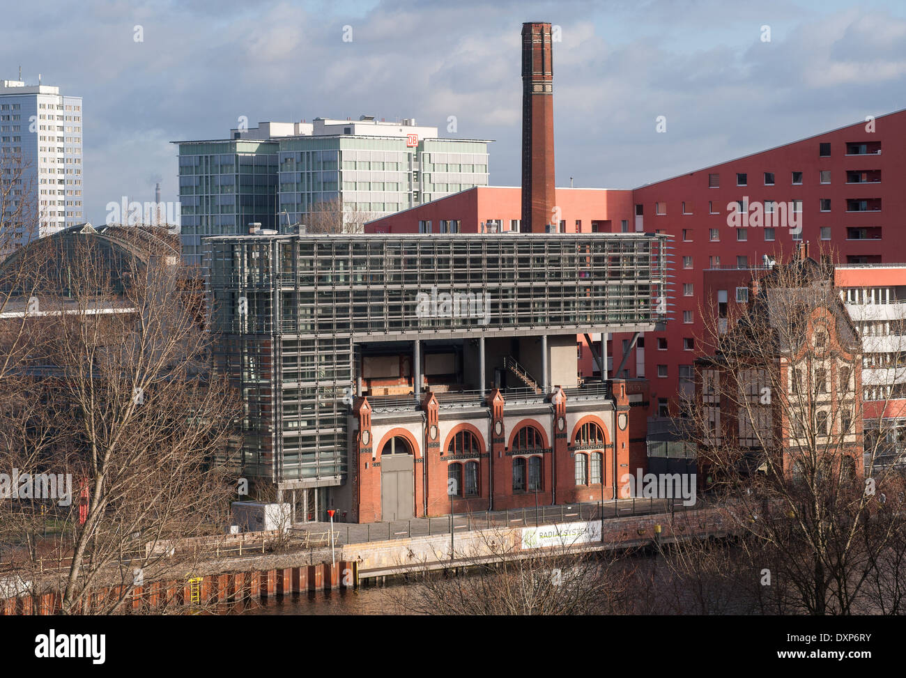 Berlin, Deutschland, der Spree mit radialen System V und Ibis hotel Stockfoto