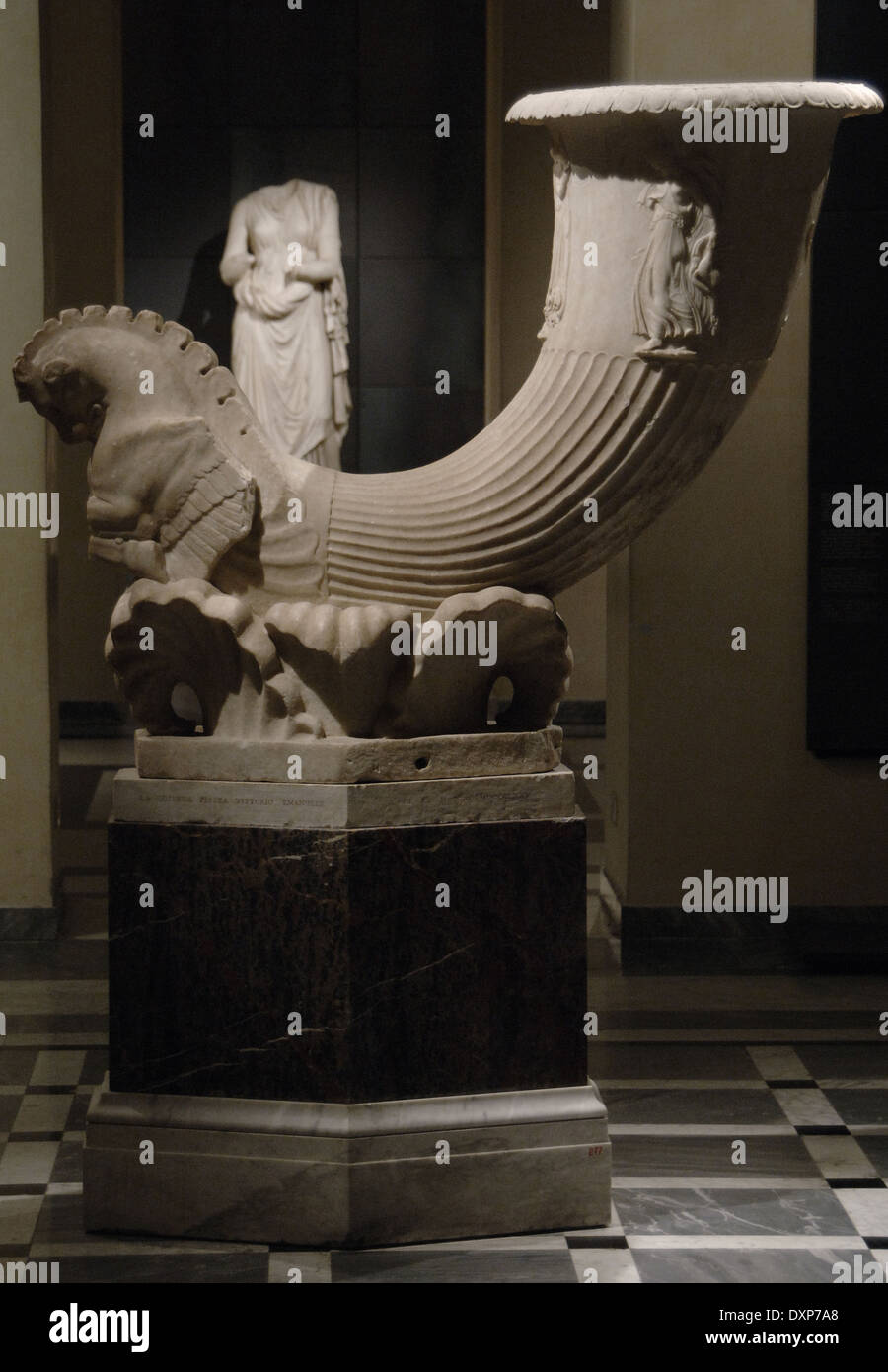 Römische Kunst. Brunnen in Form von Horn-förmigen Trinkbecher (Trinkhorn) von Pontios Marmor unterzeichnet. Frühen augusteischen Zeit. Stockfoto