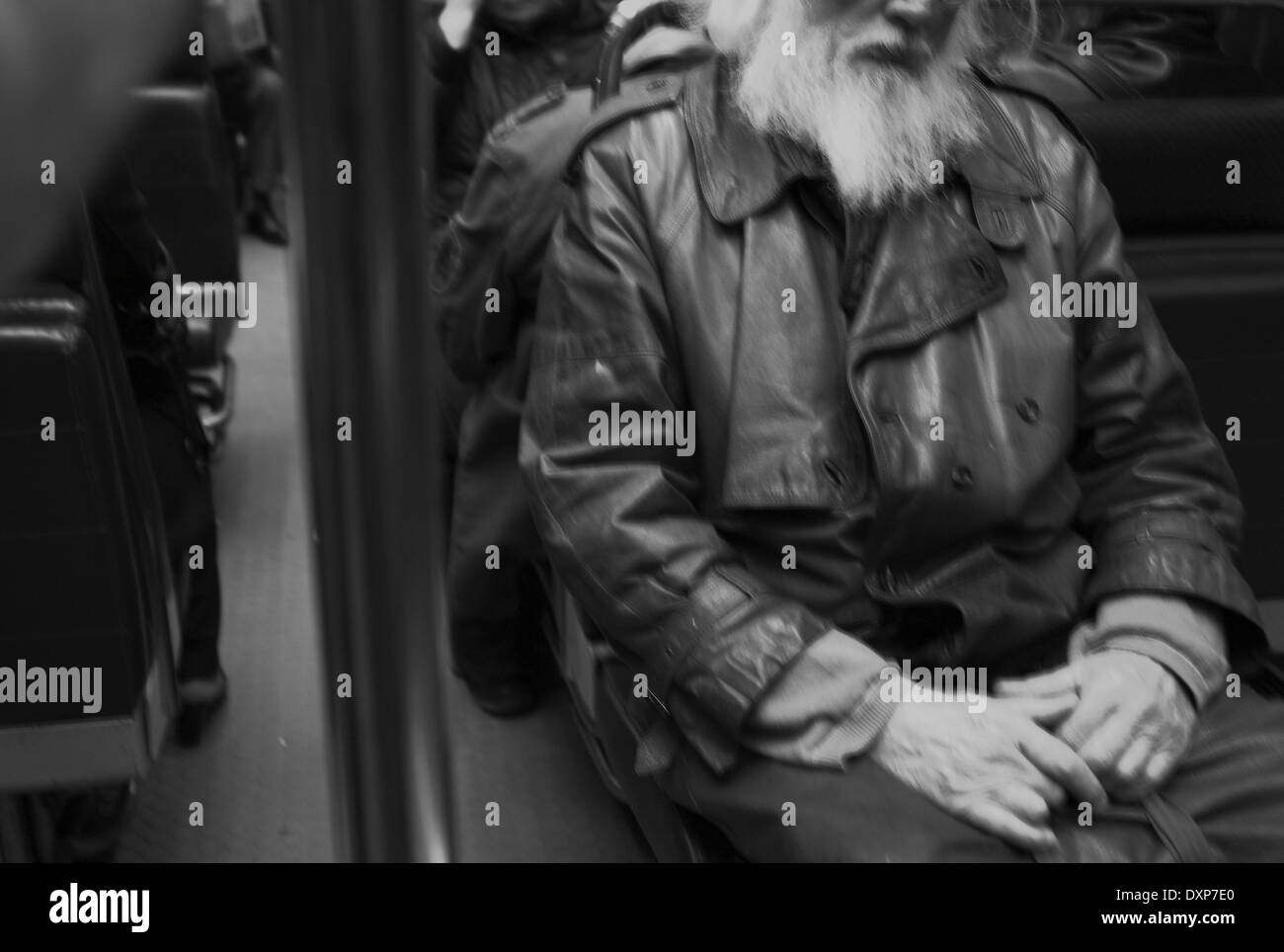 Alter Mann auf der Paris-metro Stockfoto