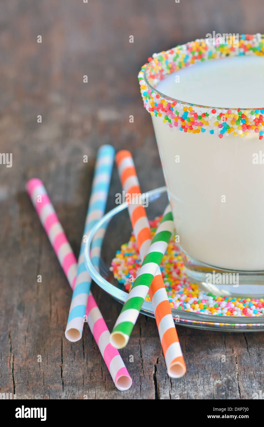 Glas Milch mit gestreiften Strohhalme Stockfoto