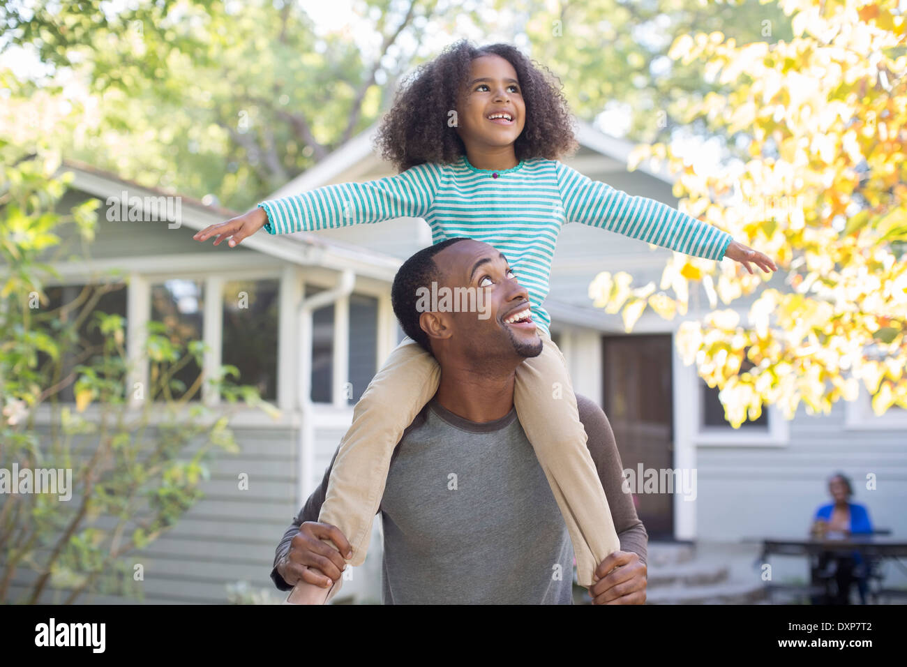 Vater Tochter glücklich auf Schultern tragen Stockfoto