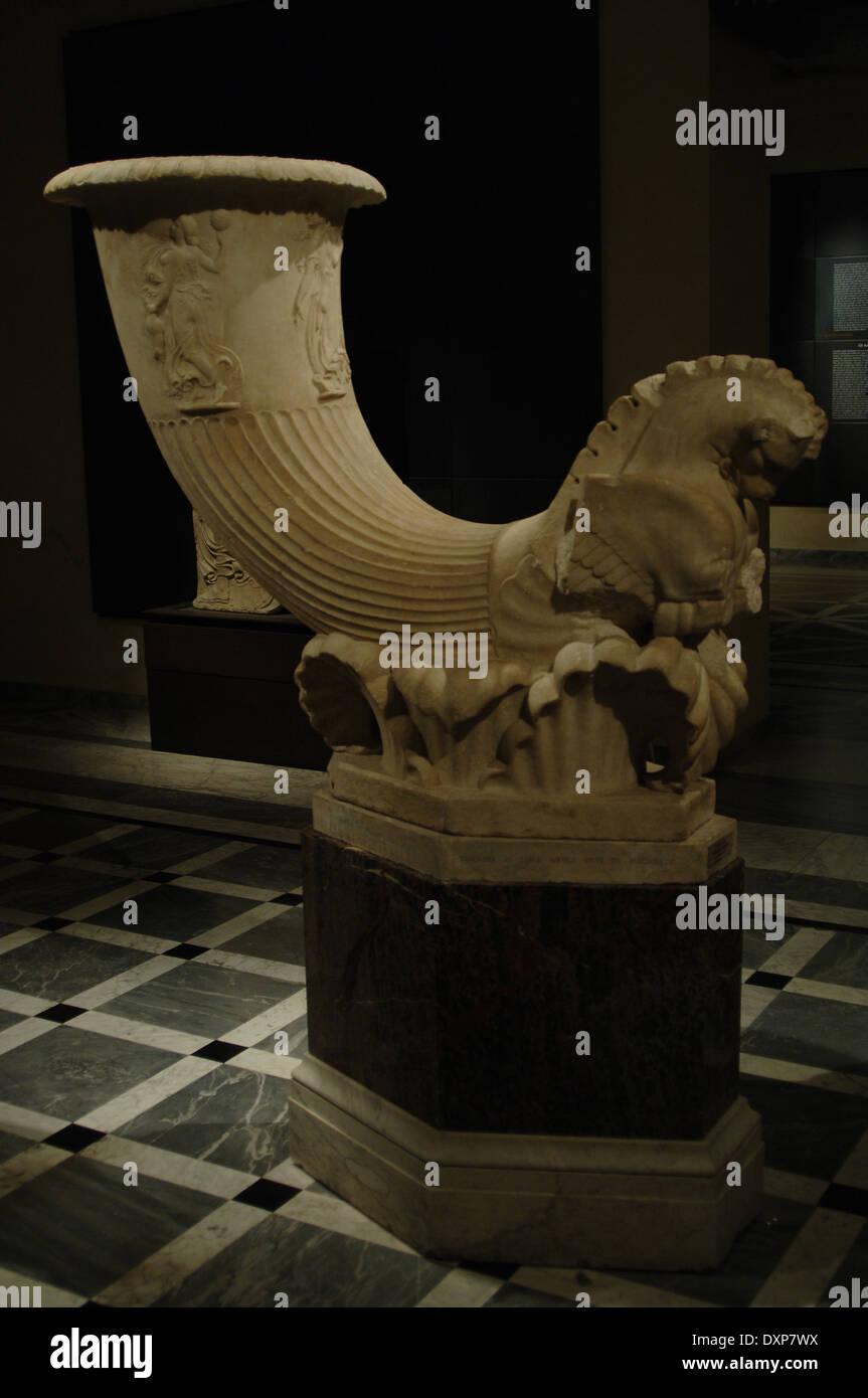 Römische Kunst. Brunnen in Form von Horn-förmigen Trinkbecher (Trinkhorn) von Pontios Marmor unterzeichnet. Frühen augusteischen Zeit. Stockfoto
