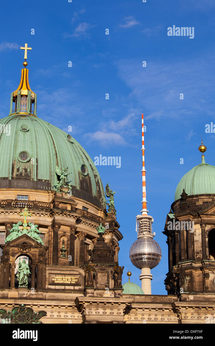 Fernsehturm Fernsehturm hinter dem Berliner Dom, Berlin, Deutschland Stockfoto