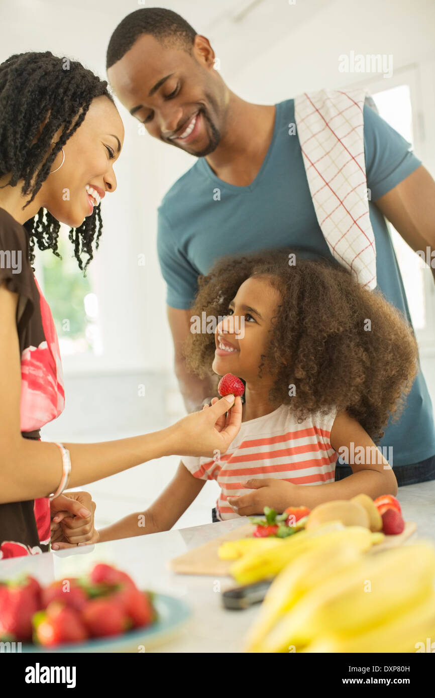 Glückliche Familie Essen Erdbeeren Stockfoto