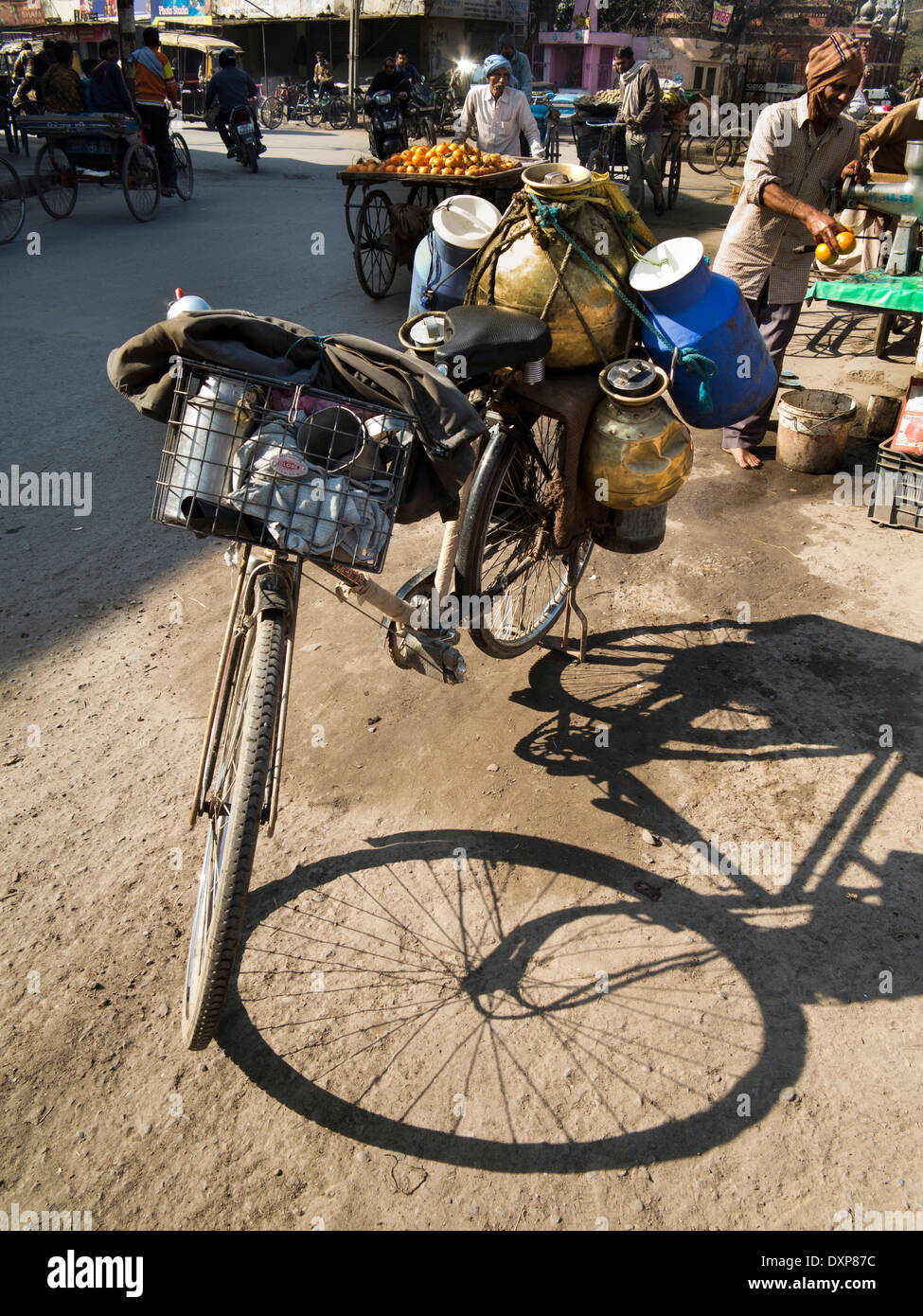 Indien, Punjab, Amritsar Katra Ahluwalia, Dudh Wallah Lieferung Fahrrad beladen mit Milch Stockfoto