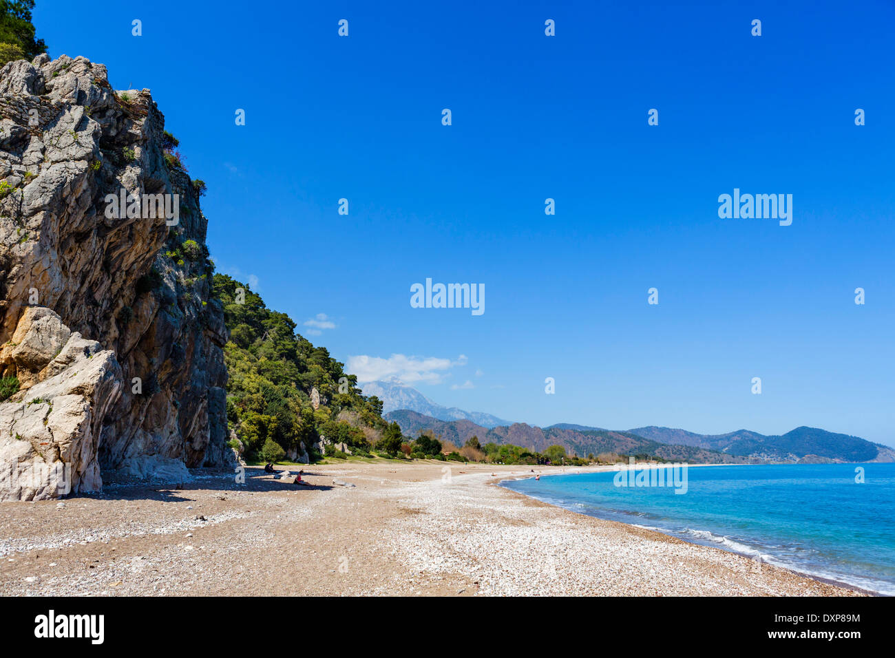 Strand vor den Ruinen von Olympos mit Blick auf das Dorf Cirali, Kemer District, Provinz Antalya, Türkei Stockfoto