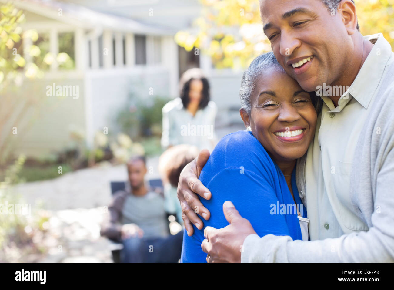 Porträt von glücklichen senior paar umarmt auf Terrasse Nahaufnahme Stockfoto