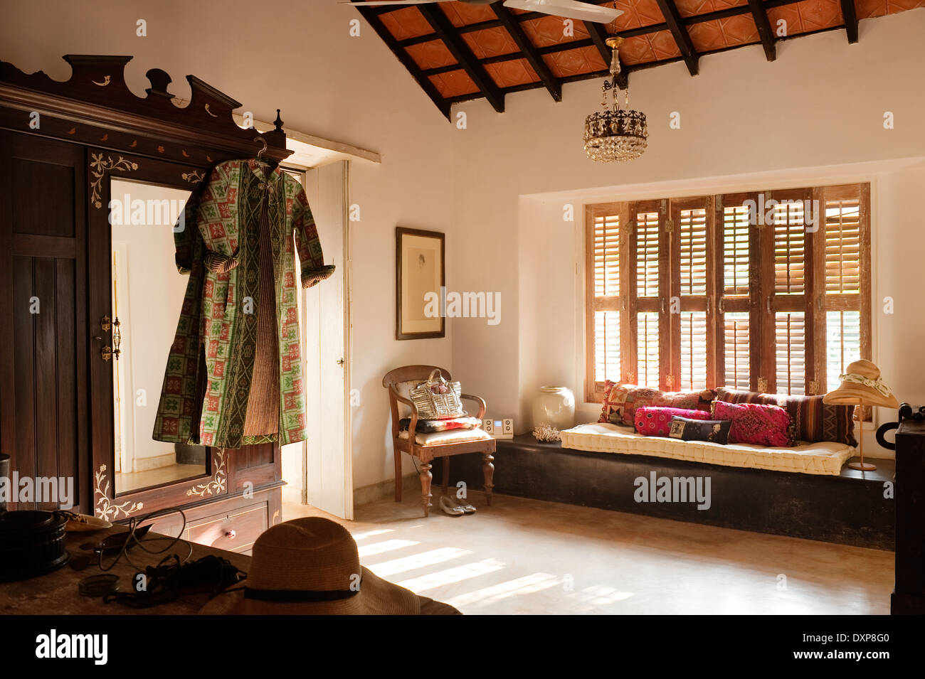 Gewand hängt geprägte Kleiderschrank und Platz am Fenster mit Fensterläden geschlossen, indischen Bundesstaat Goa Stockfoto