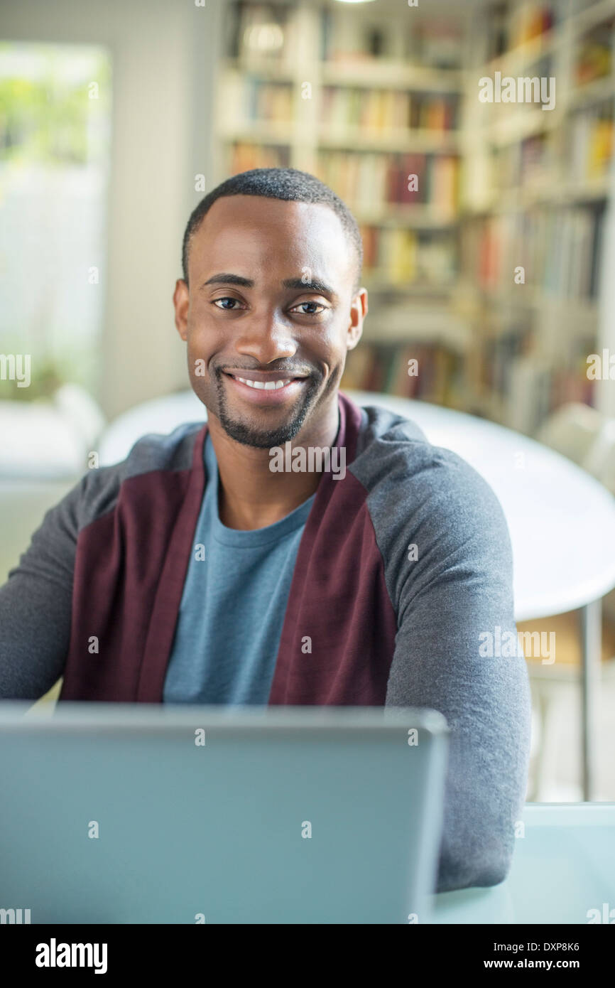 Porträt von lächelnden Mann am laptop Stockfoto