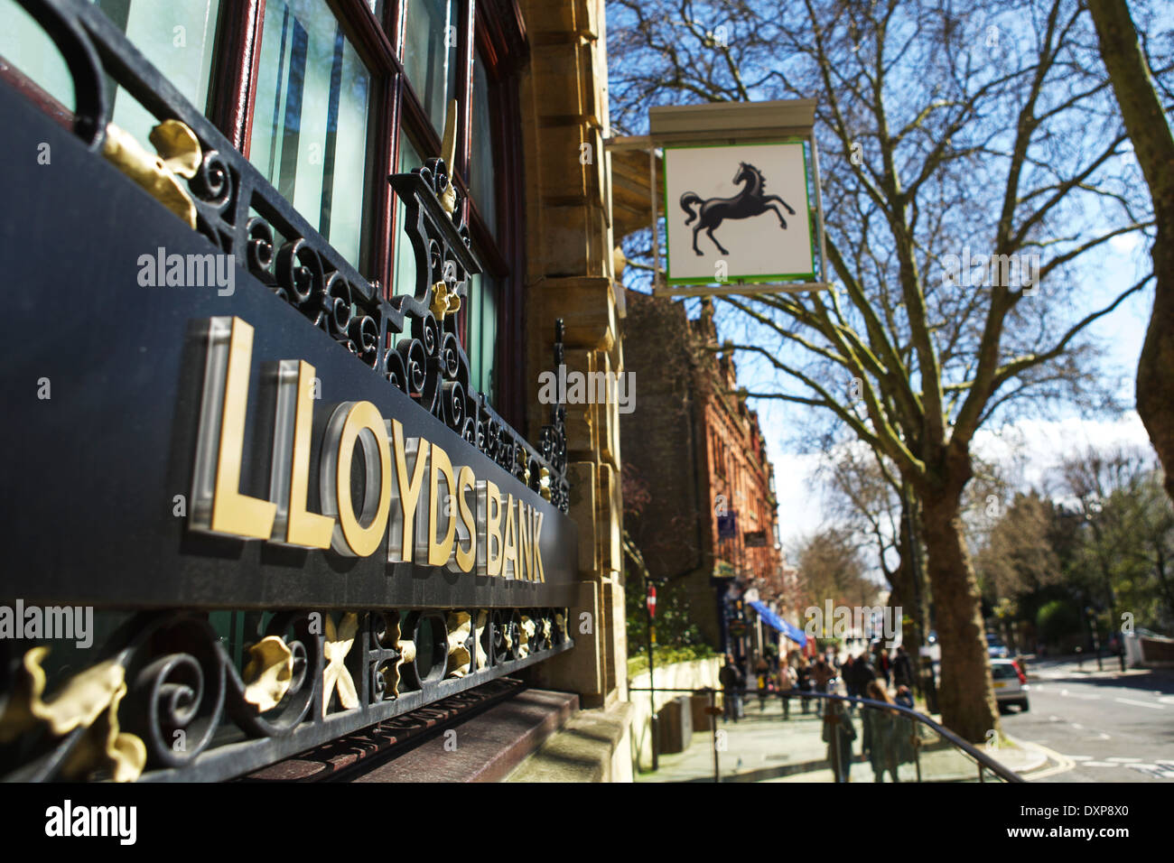 Lloyds Bank Niederlassung, signieren und Black Horse Zeichen, Hampstead High St, London, England, UK Stockfoto