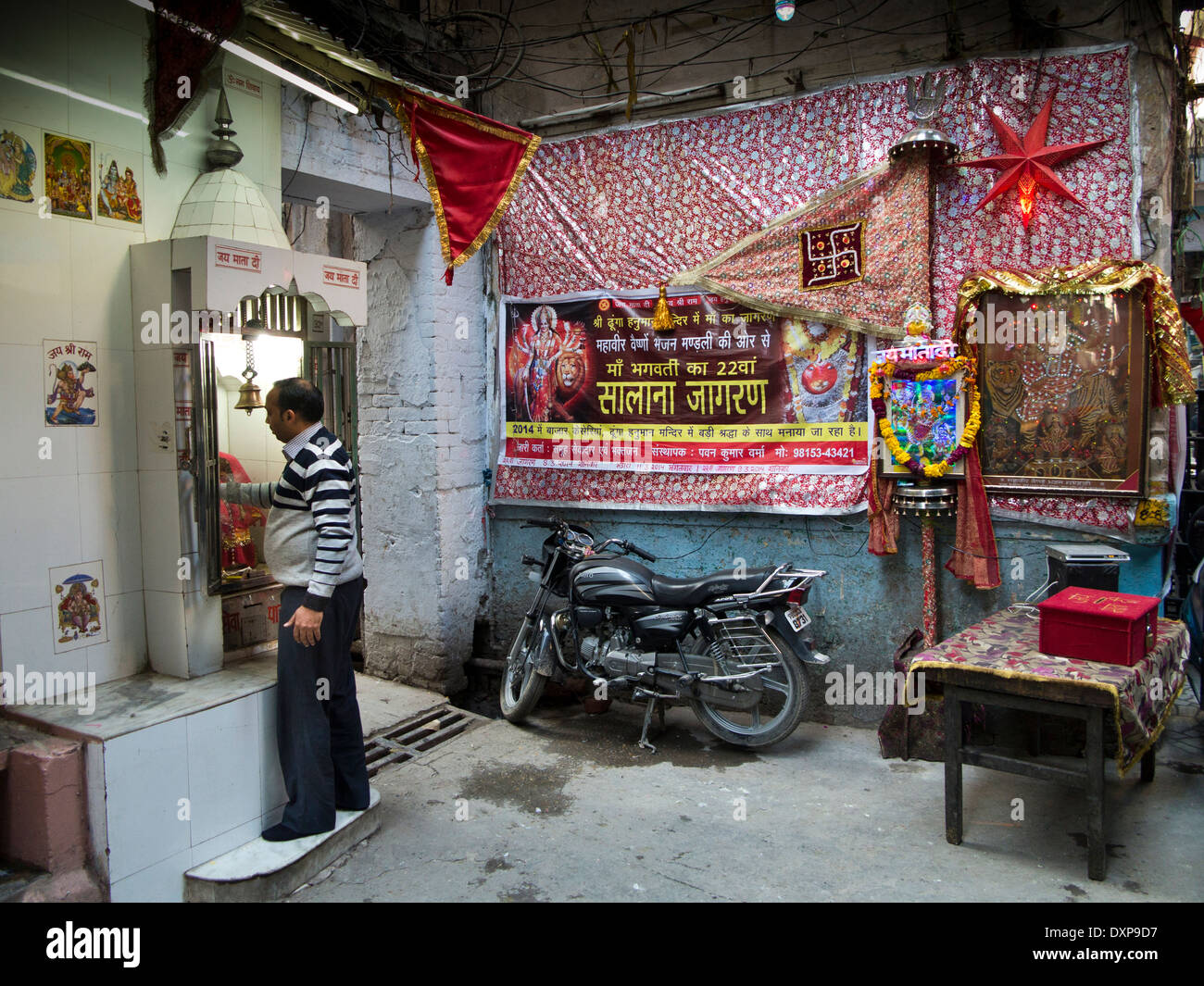 Alte Stadt Basar, Amritsar, Punjab, Indien Mann an kleinen Seitenstraße Hindu-Schrein Stockfoto Alte Stadt Basar, Amritsar, Punjab, Indien Mann an kleinen Seitenstraße Hindu-Schrein Stockfoto