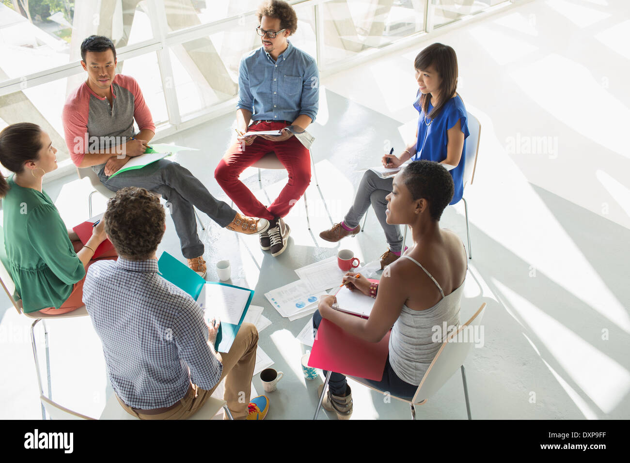 Creative Business Leute treffen im Kreis mit Stühlen Stockfoto