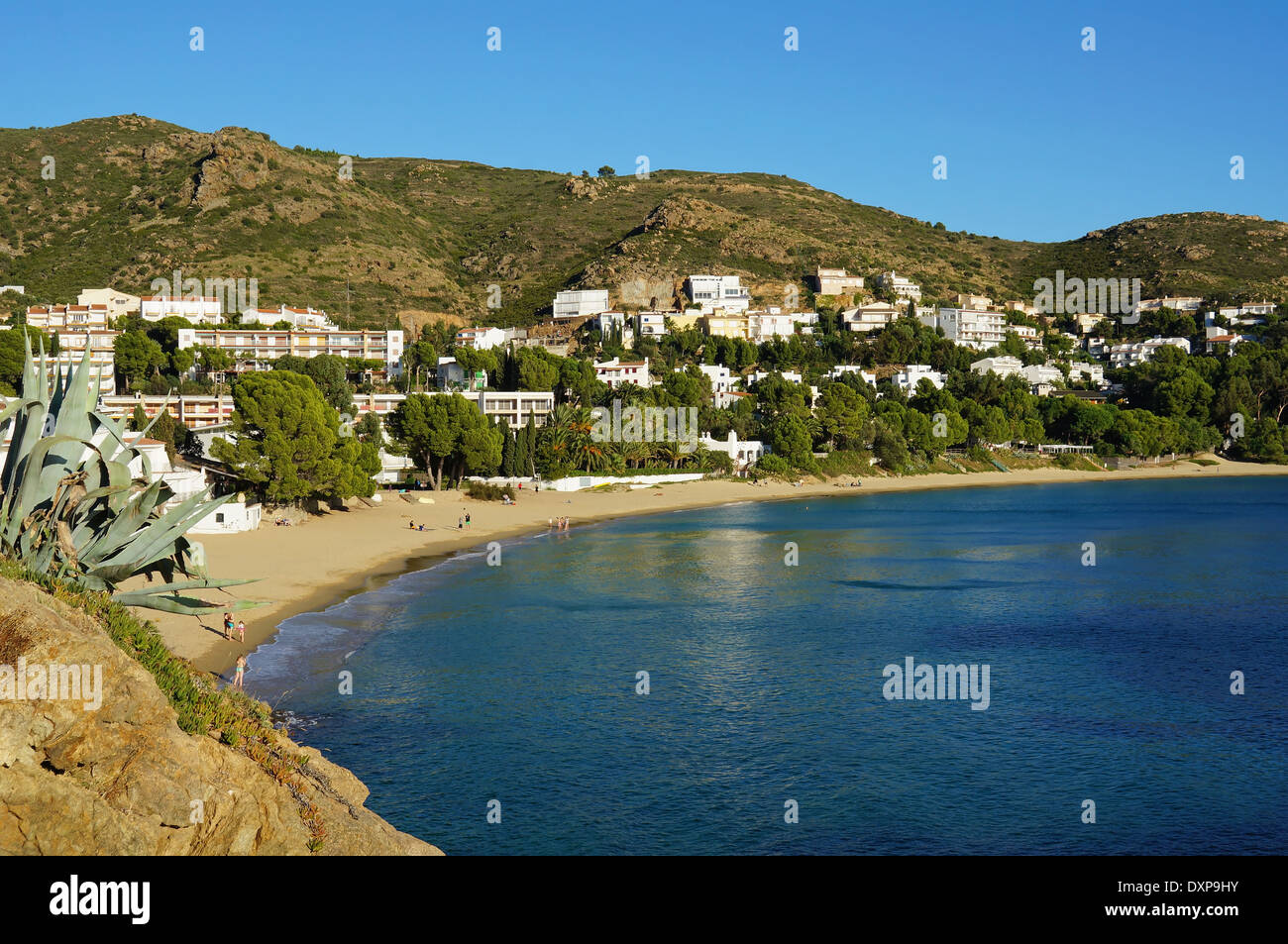 Schöner Strand am Mittelmeer L'Almadrava in Canyelles Grosses, Rosas, Costa Brava, Katalonien, Spanien Stockfoto