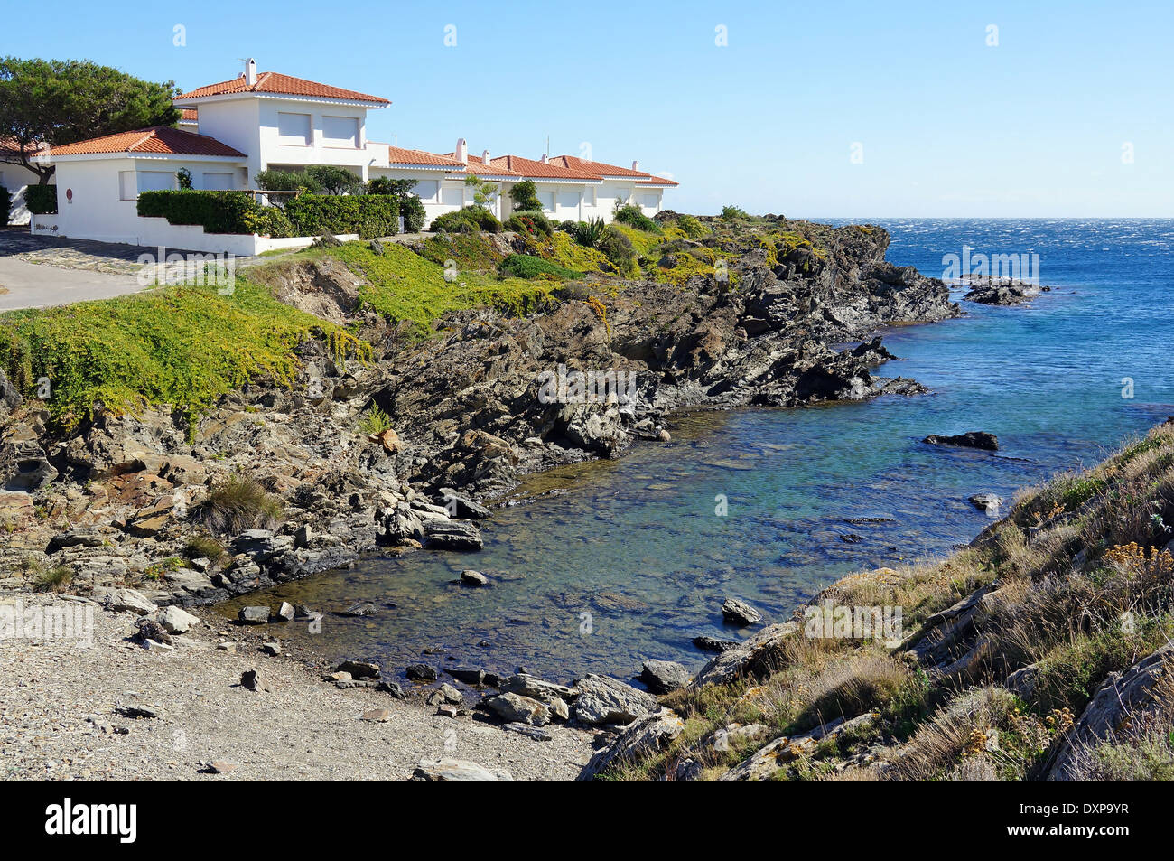 Bucht mit Waterfront Villa an der Küste des Mittelmeers, Cadaques, Katalonien, Costa Brava, Spanien Stockfoto