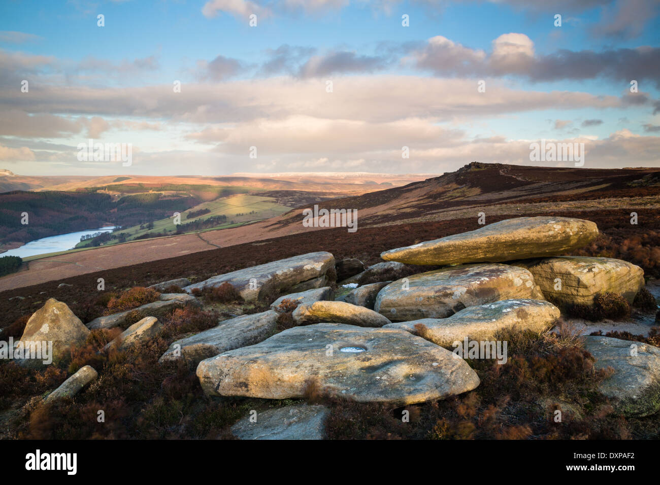 Gefleckte Dämmerlicht Derwent hochkant, mit Blick auf weiße Tor. Über Ladybower Vorratsbehälter Peak District Stockfoto