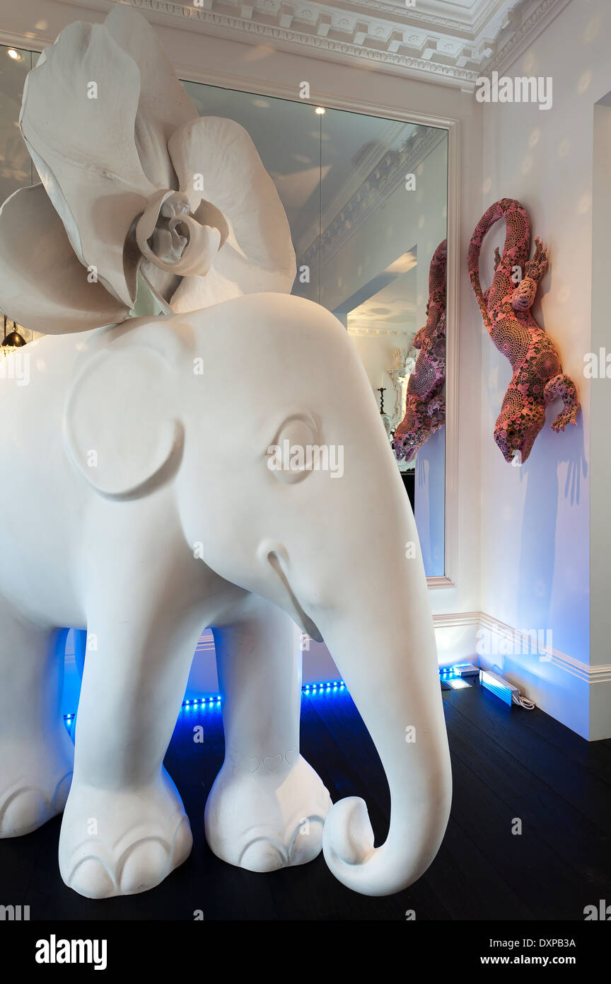 Marc Quinn Elefant Skulptur und eine Porzellan-Eidechse mit Häkeln von Joanna Vasconcelos Stockfoto