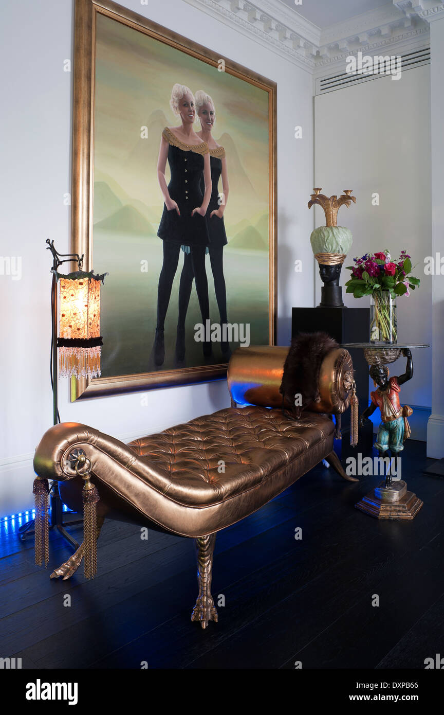 Mark Brazier Jones Jaba Couch im Wohnzimmer mit Kanton Laterne vom selben designer Stockfoto
