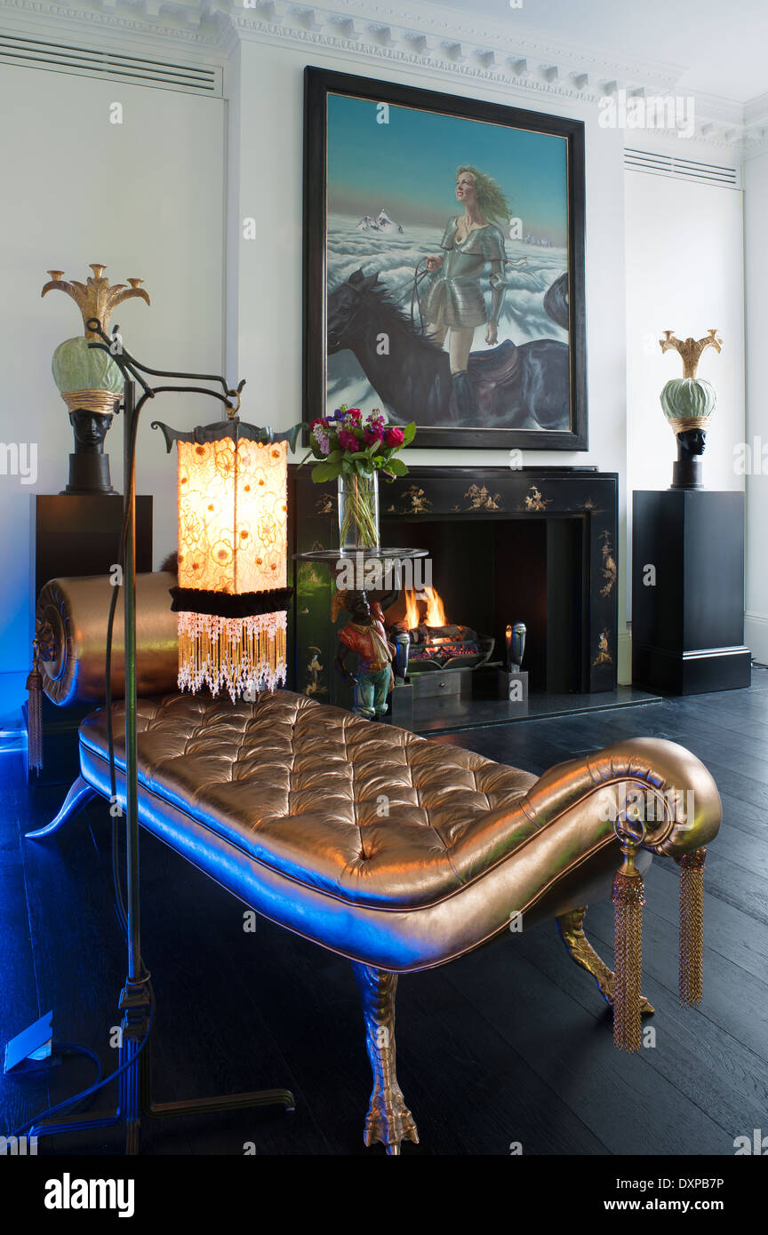 Mark Brazier Jones Jaba Couch im Wohnzimmer mit Kanton Laterne vom selben designer Stockfoto