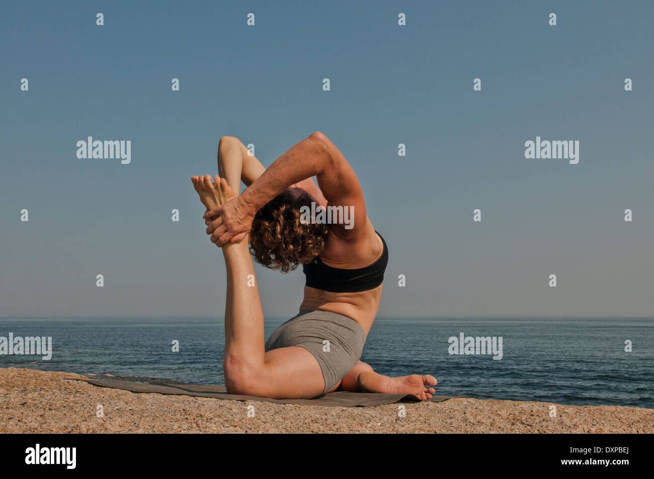 Iyengar Yoga-Lehrer zeigt Eka Pada Raja Kapotasana (Backbend). Stockfoto