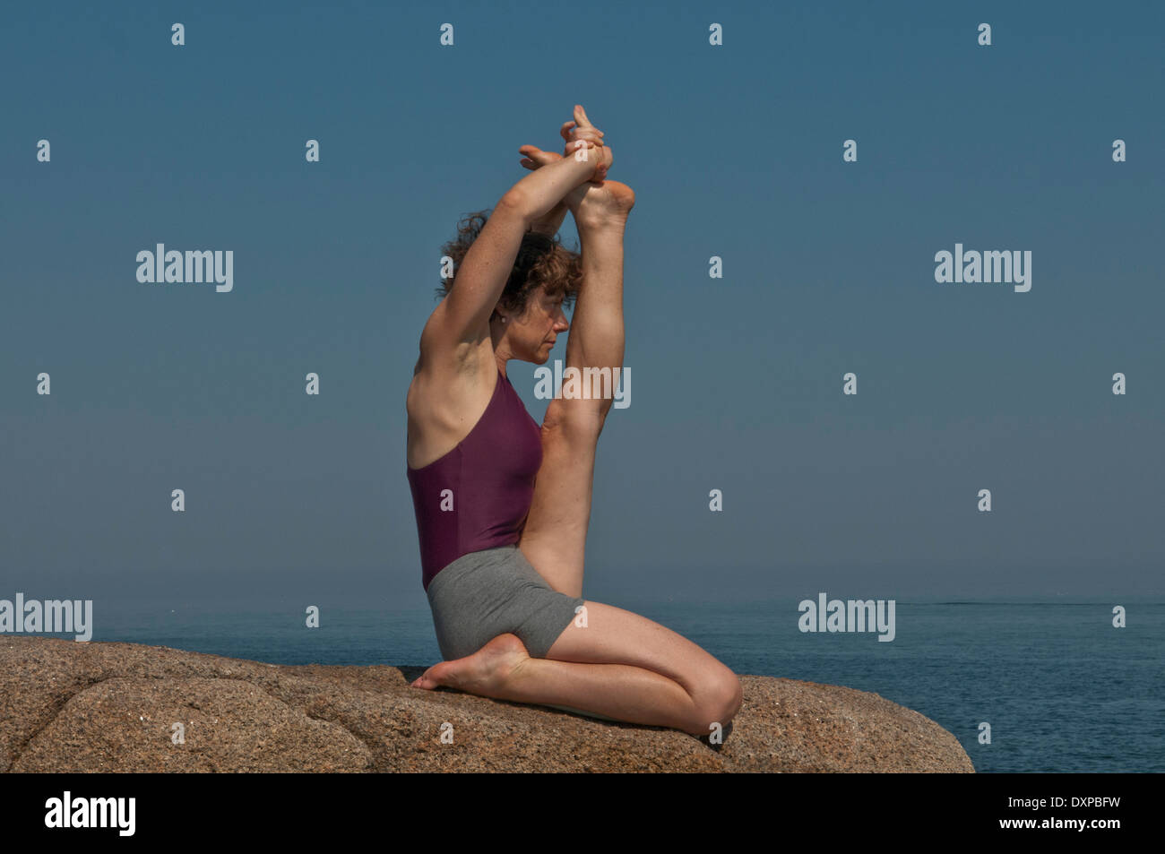 Iyengar Yoga-Lehrer zeigt Krounchasana (vorwärts). Stockfoto