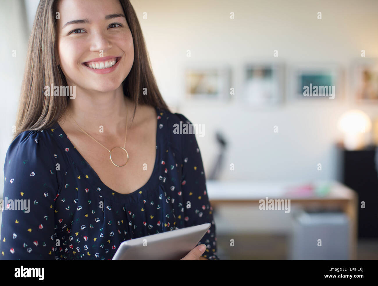 Porträt von lächelnden Geschäftsfrau mit digital-Tablette im Büro Stockfoto