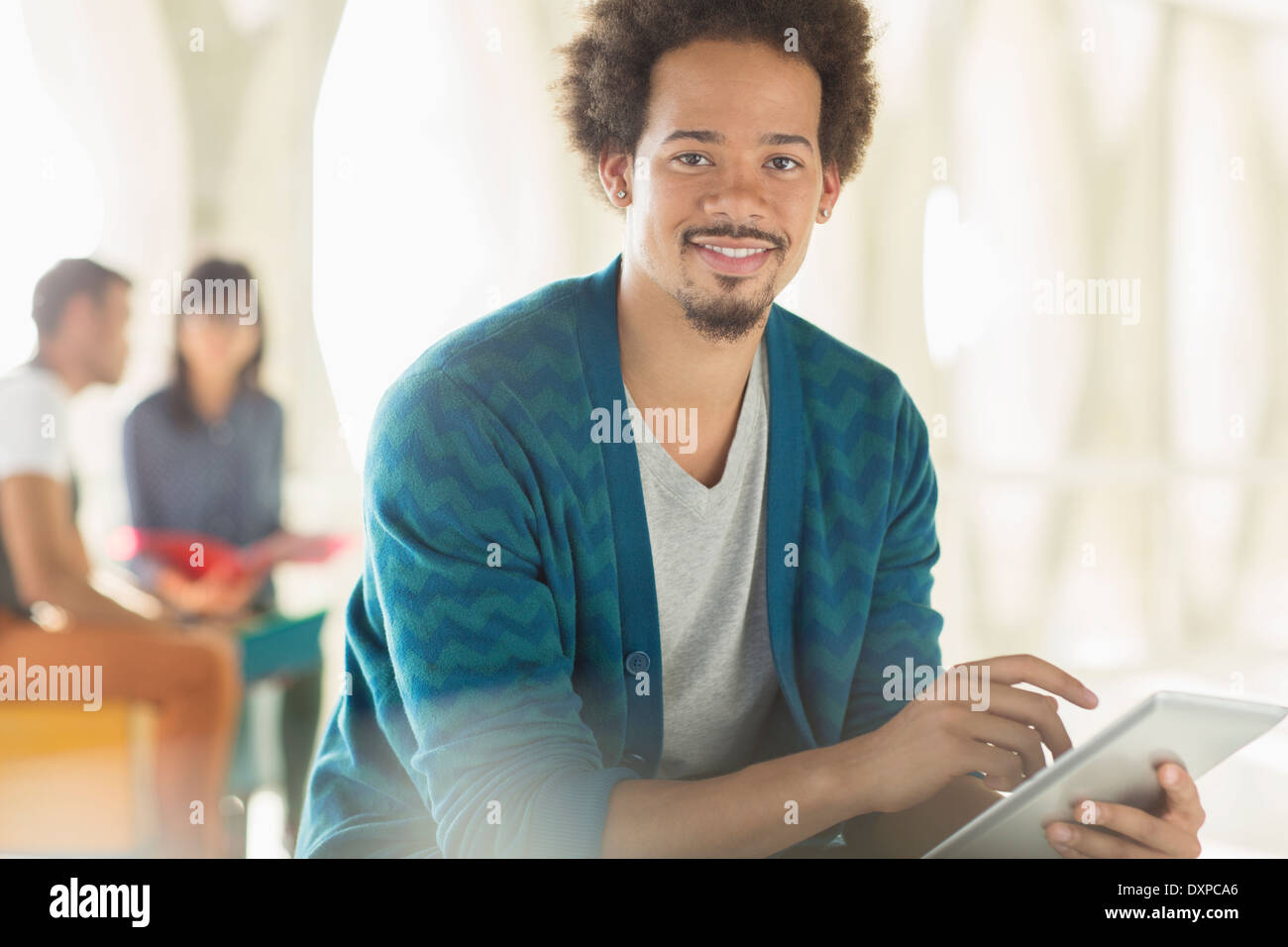 Porträt der lässige Geschäftsmann mit digital-Tablette Stockfoto