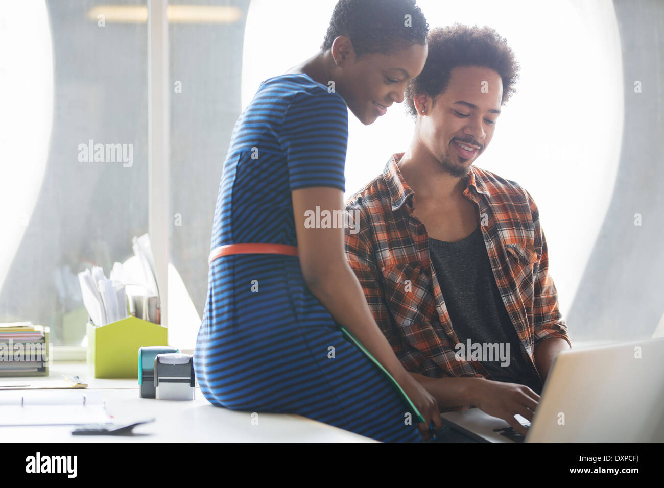 Lässige Geschäftsmann und Geschäftsfrau mit Laptop in treffen Stockfoto