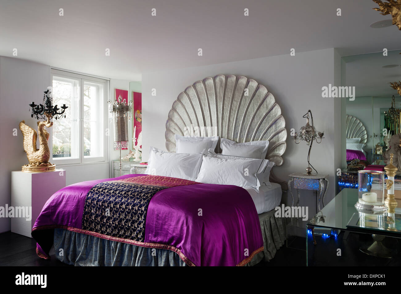 Silber Jakobsmuschel Kopfteil in Schlafzimmer mit Beistelltische von Mark Brazier-Jones Stockfoto