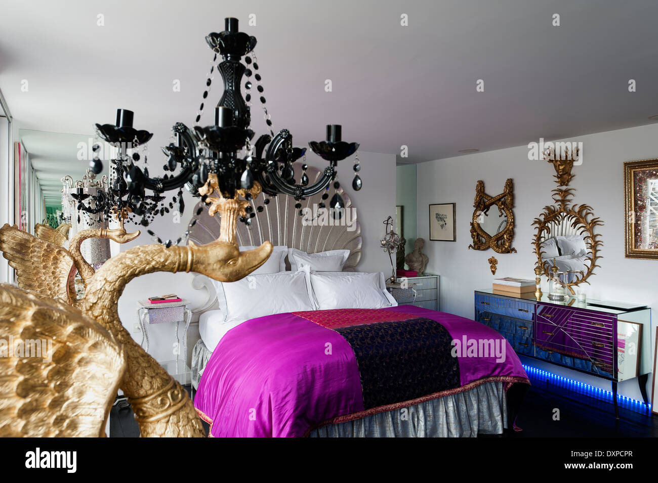 Silber Jakobsmuschel Kopfteil in Schlafzimmer mit Beistelltische von Mark Brazier-Jones Stockfoto