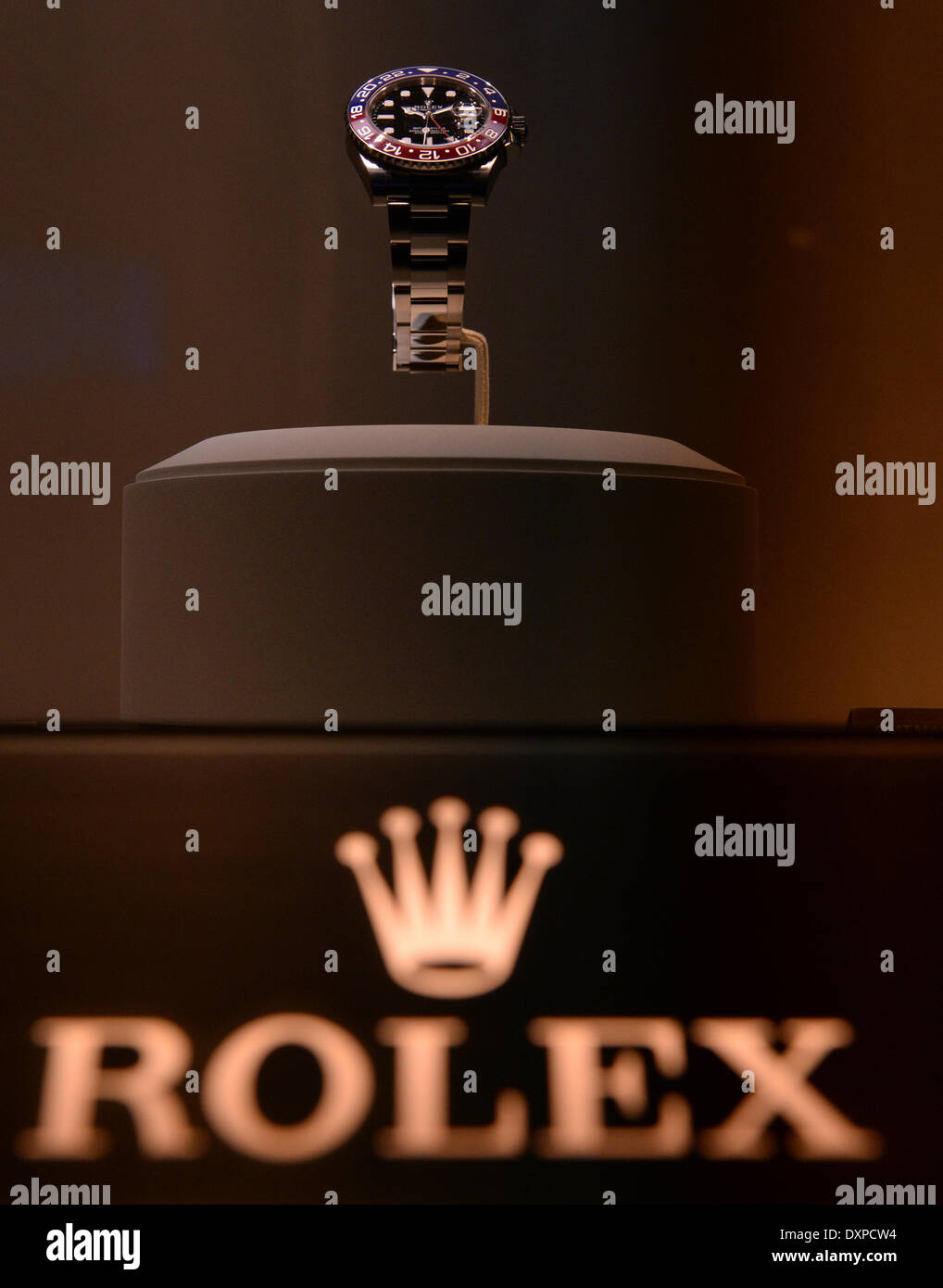 Basel, Schweiz. 28. März 2014. Der Uhren-Modell, die Uhrenmanufaktur Rolex  GMT-MASTER II ist auf dem Display an der internationalen Uhren- und  Schmuckindustrie Messe Baselworld 2014 in Basel, Schweiz, 28. März 2014. Um