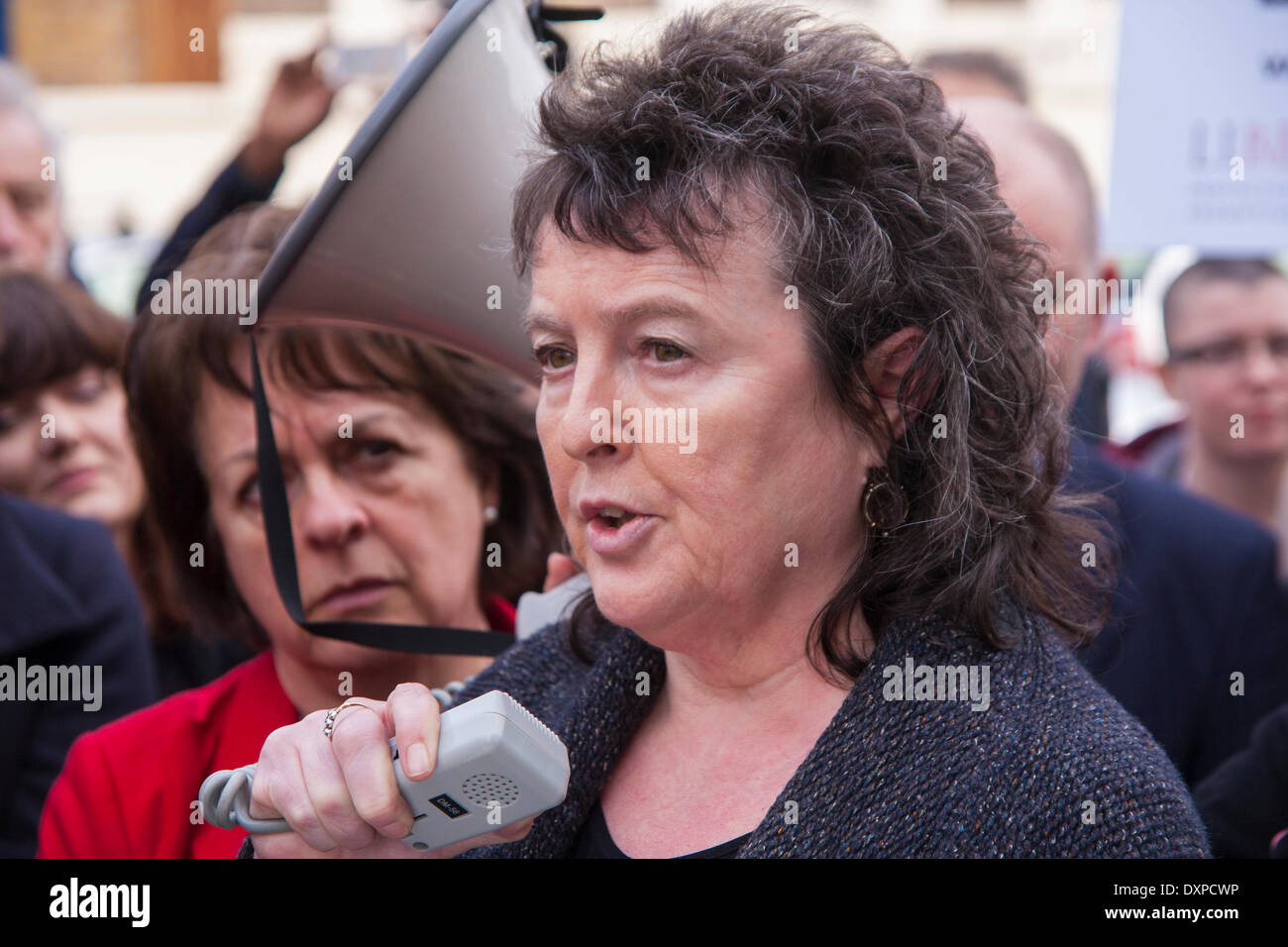 London, UK. 28. März 2014. Dichter Lauraete Carol Ann Duffy liest ein Gedicht, wie Howard League for Penal Reform halten "Die Ballade von nicht lesen im Gefängnis" Poesie Protest Ouside Pentonville Prison in Nord-London. Bildnachweis: Paul Davey/Alamy Live-Nachrichten Stockfoto