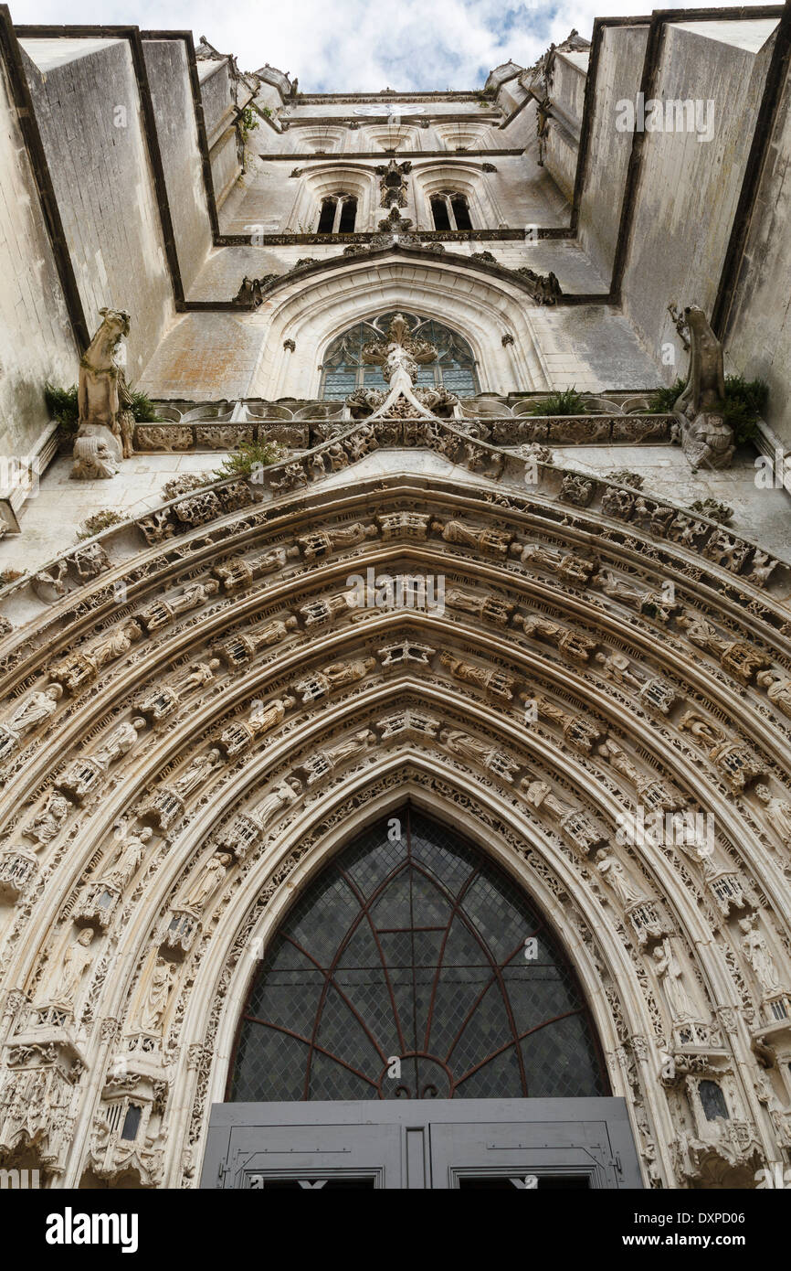 Die gewölbten Eingang und Turm der Cathédrale Saint-Pierre, Saintes, Poitou-Charente, Frankreich Stockfoto