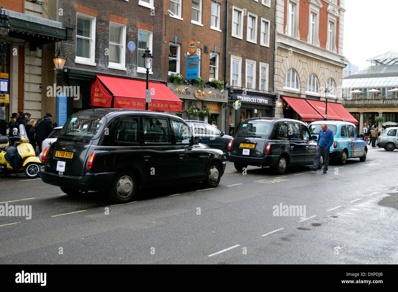 London London-Taxis in der Warteschlange in einer Straße in der Nähe von Covent Garden warten auf Kunden Stockfoto