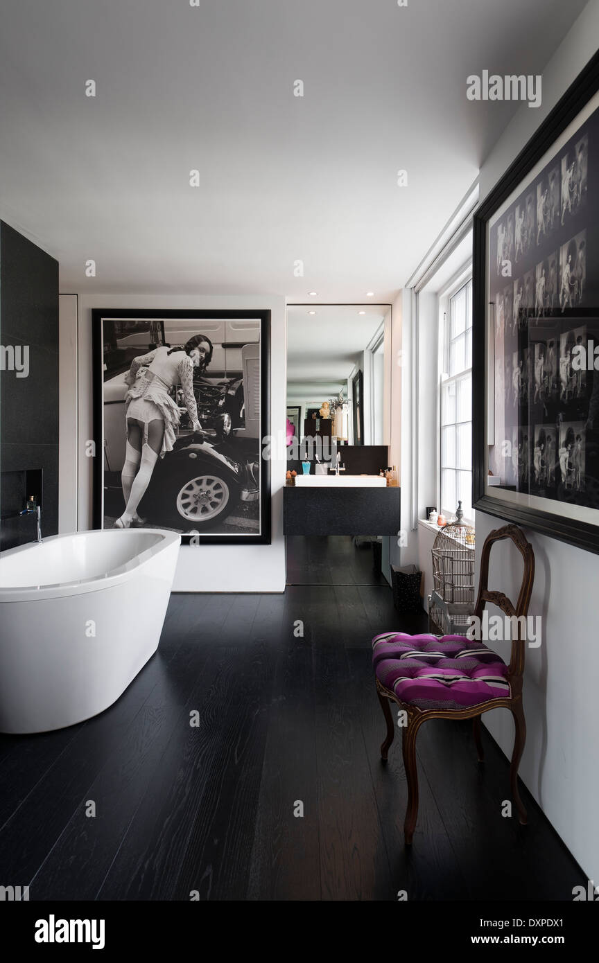 Modernes Badezimmer mit schwarz / weiß Fotografie Poster und weißen freistehende Badewanne Stockfoto