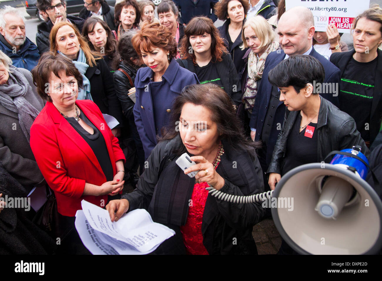 London, UK. 28. März 2014. Dichter Imtiaz Dharaer liest ein Gedicht, wie Howard League for Penal Reform halten "Die Ballade von nicht lesen im Gefängnis" Poesie Protest Ouside Pentonville Prison in Nord-London. Bildnachweis: Paul Davey/Alamy Live-Nachrichten Stockfoto