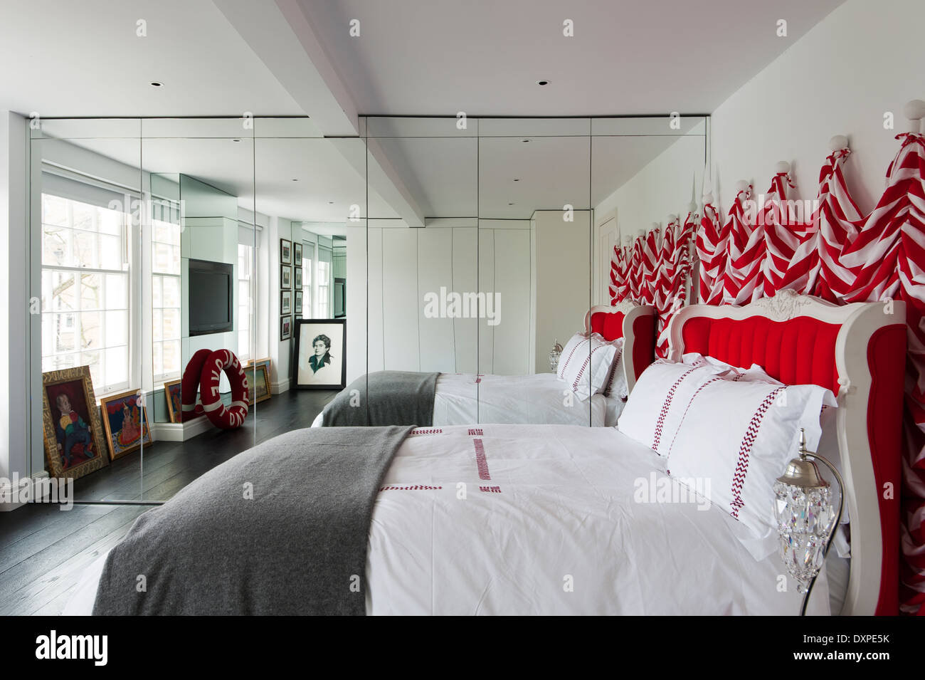 Rot-weiß gestreifte Wand Hangings von Nicholas Haslam in Schlafzimmer mit verspiegelten Schränke und Seite Lampe von Mark Brazier Jones Stockfoto