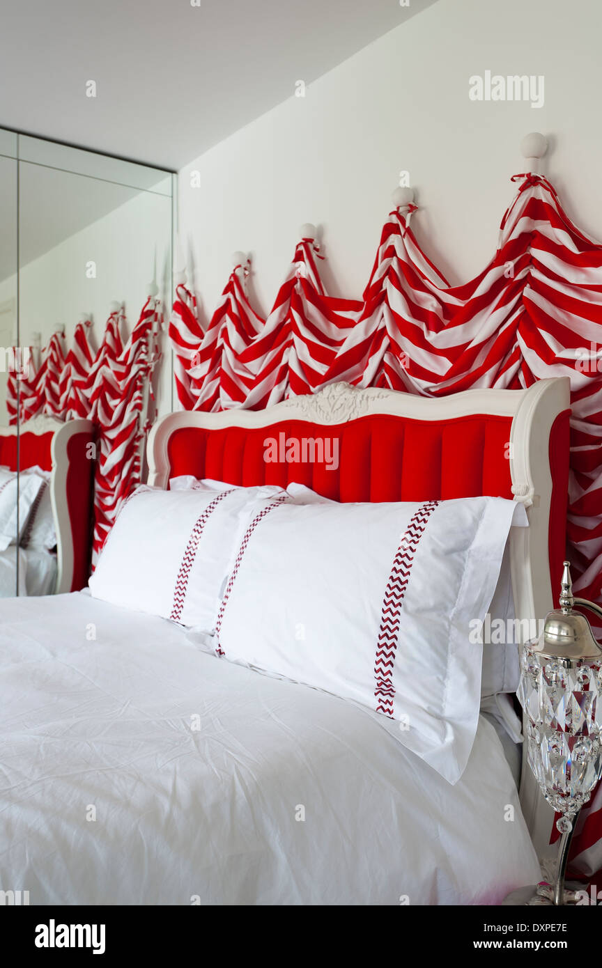 Rot und weiß gestreift Wandbehänge von Nicholas Haslam in Schlafzimmer mit Seite Lampe von Mark Brazier Jones Stockfoto