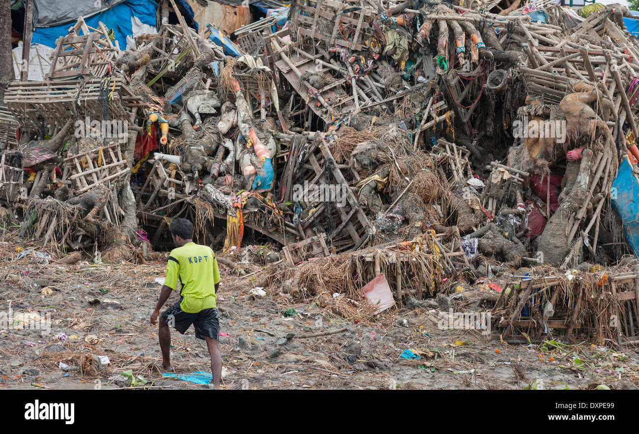 Ein städtische Arbeiter löscht Detritus ausgehend das hinduistische Festival der Durga Puja in Kolkata, Indien. Stockfoto