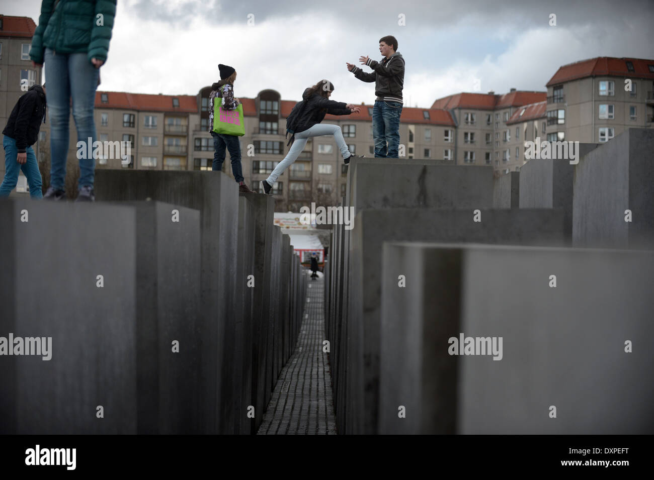 Berlin, Deutschland, junge Besucher die Holocaust-Gedenkstätte Stockfoto