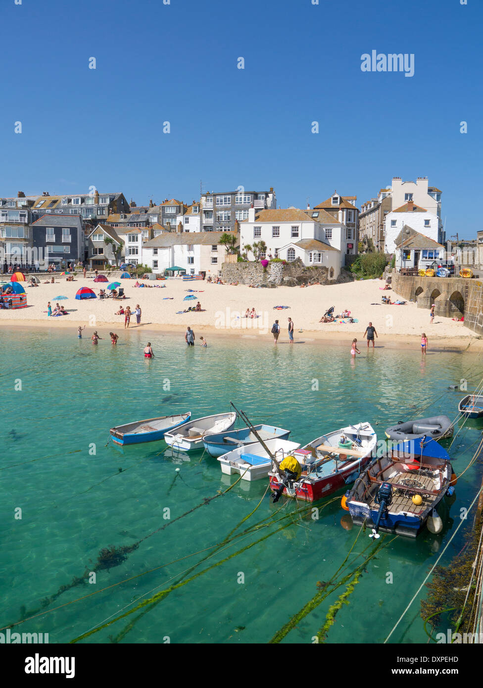 St. Ives türkisfarbenen Meer, bunte kleine Fischerboote und den Hafenstrand in Cornwall, England. Stockfoto