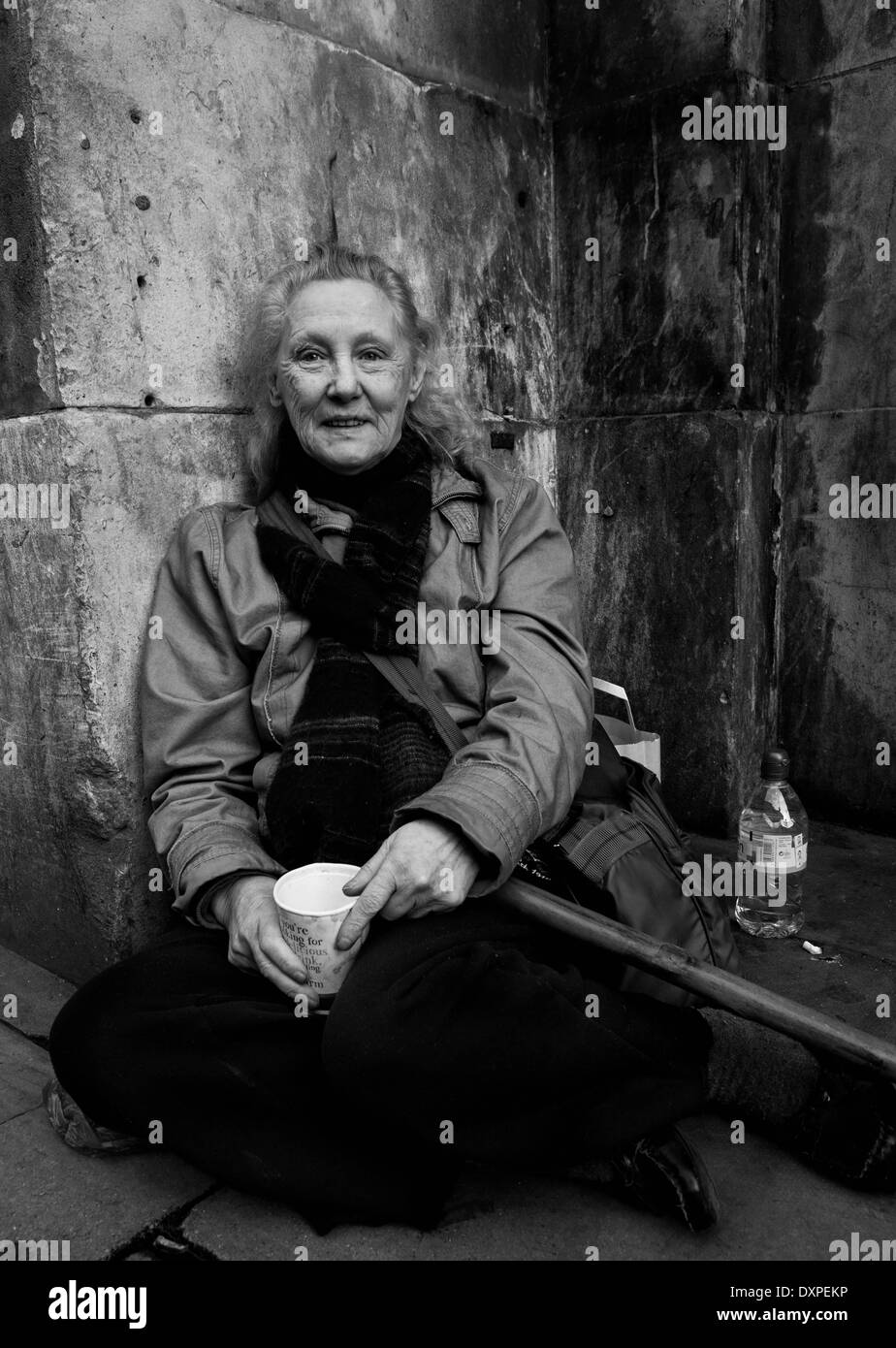 Obdachlose betteln um Geld in London. Stockfoto